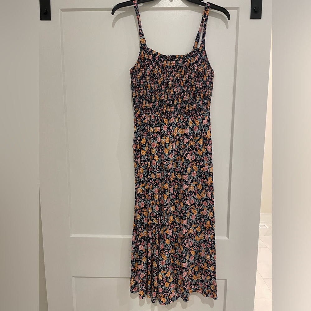 Old navy sundress with pockets, lightly worn, great condition